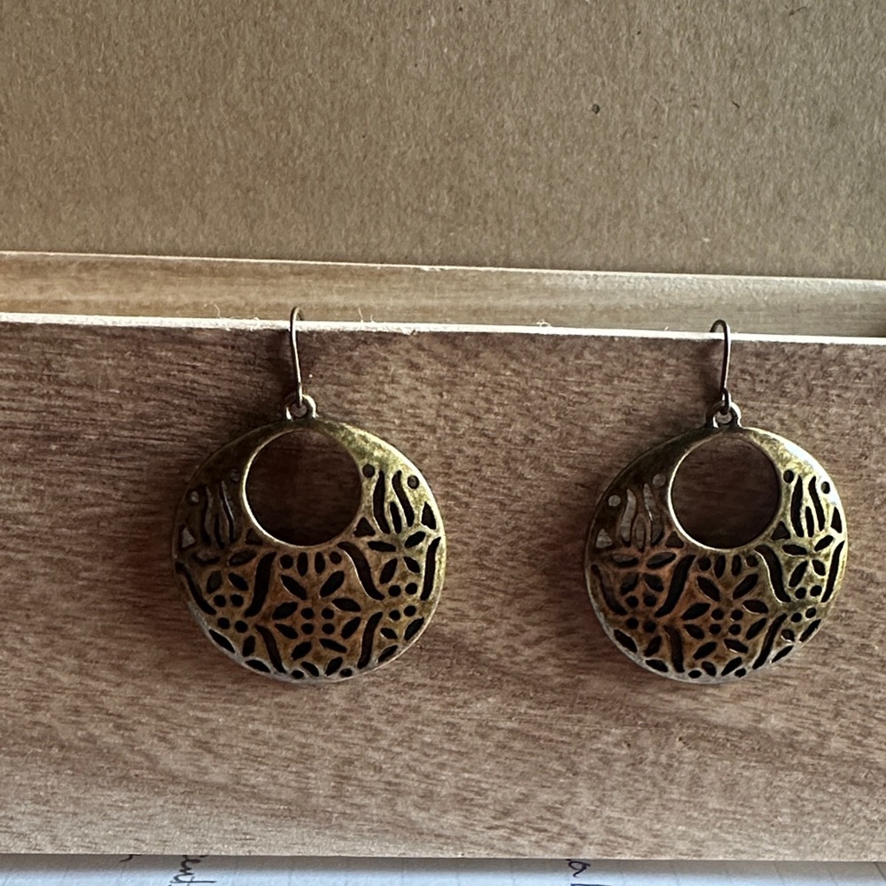 Elegant Gold Filigree Earrings